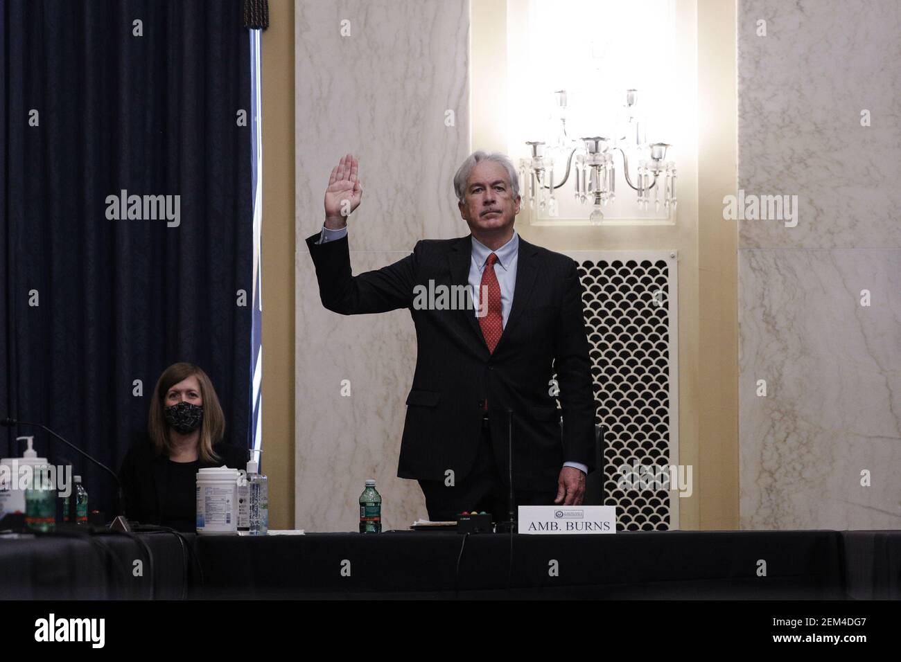 Washington, Stati Uniti. 24 Feb 2021. William Burns è giurato per testimoniare prima di un'audizione del Comitato di intelligenza del Senato sulla sua nomina a direttore della Central Intelligence Agency (CIA) su Capitol Hill a Washington, DC il 24 febbraio 2021. Foto in piscina di Tom Brenner/UPI Credit: UPI/Alamy Live News Foto Stock