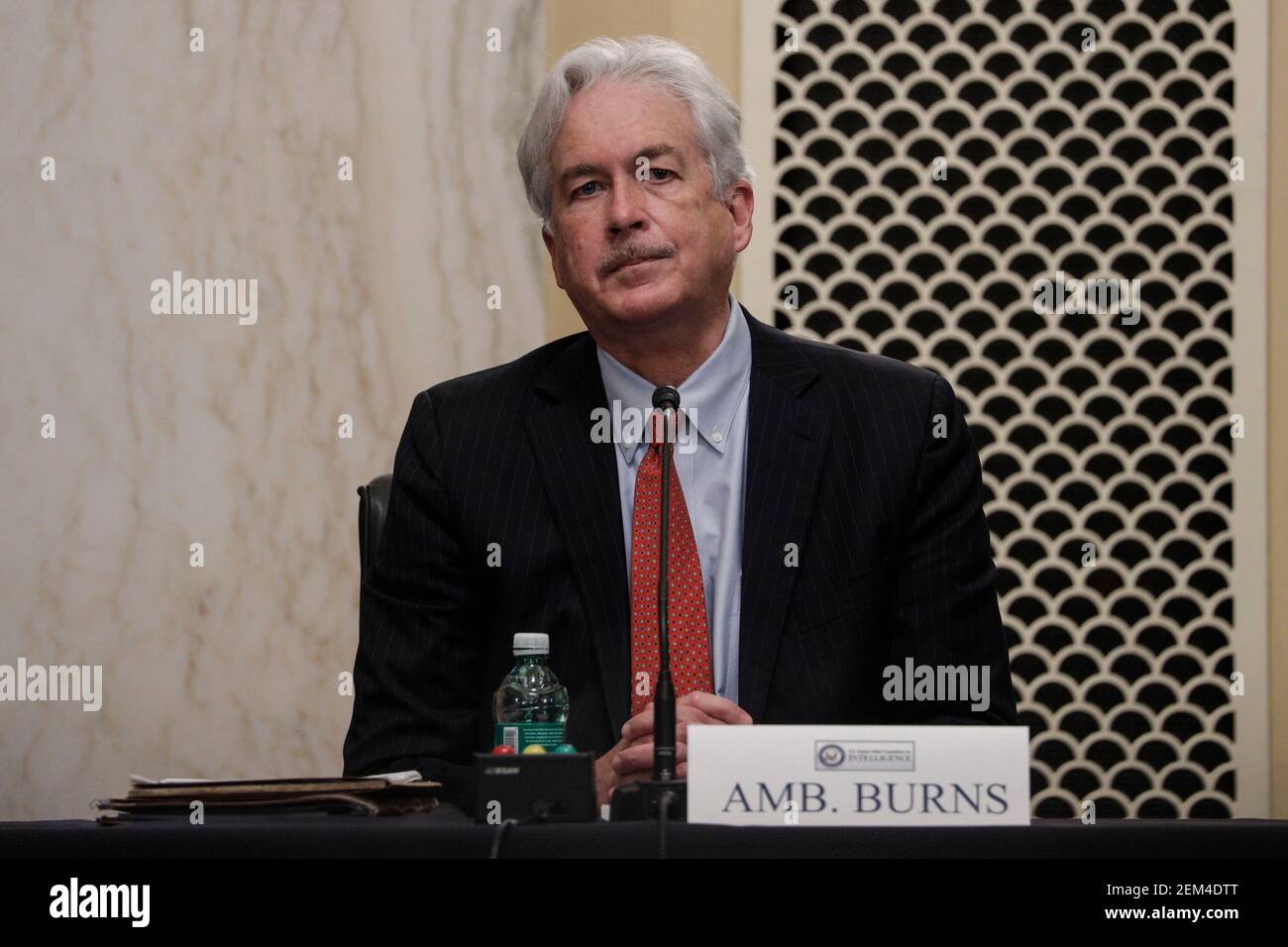 Washington, Stati Uniti d'America. 24 Feb 2021. William Burns è seduto a testimoniare prima di un senato Intelligence Committee audizione sulla sua nomina a direttore della Central Intelligence Agency (CIA) su Capitol Hill a Washington, Stati Uniti, 24 febbraio 2021.Credit: Tom Brenner/Pool via CNP | Usage Worldwide Credit: dpa/Alamy Live News Foto Stock