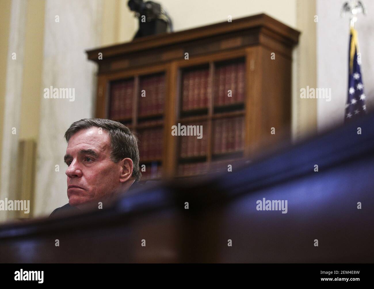 Washington, Stati Uniti. 24 Feb 2021. Il presidente del Comitato di intelligence del Senato americano Mark Warner (D-VA) presiede durante un'audizione del Comitato di intelligence del Senato sulla nomina di William Burns a direttore della Central Intelligence Agency (CIA) a Capitol Hill a Washington, DC il 24 febbraio 2021. Foto in piscina di Tom Brenner/UPI Credit: UPI/Alamy Live News Foto Stock