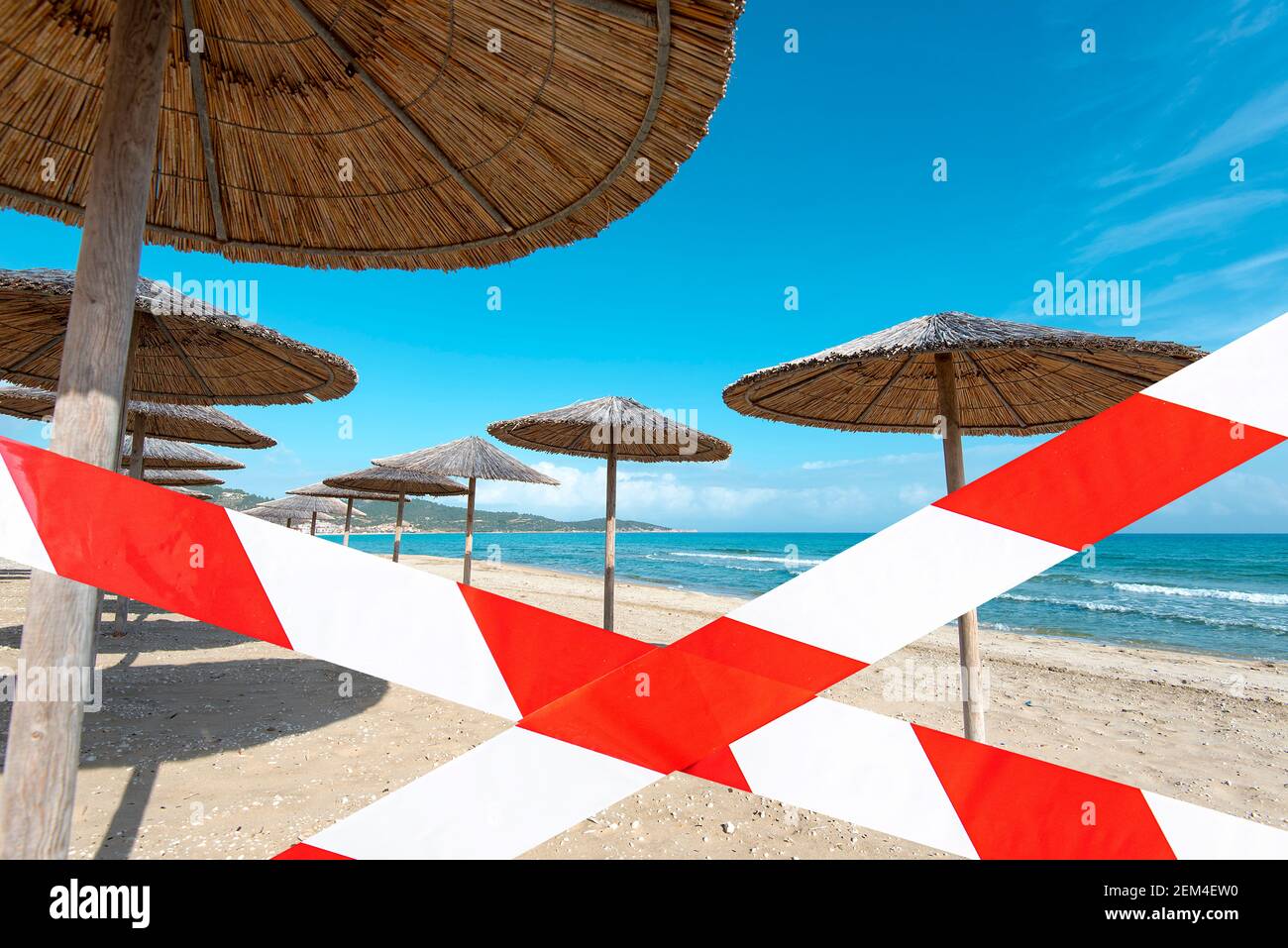 Spiaggia vuota con nastro di barriera, spiaggia estiva chiusa, immagine concettuale sul blocco e pandemia nel mondo Foto Stock