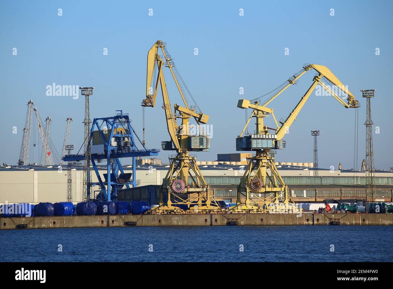 Gru di sollevamento a soffitto e a livello al porto di Rostock. Foto Stock