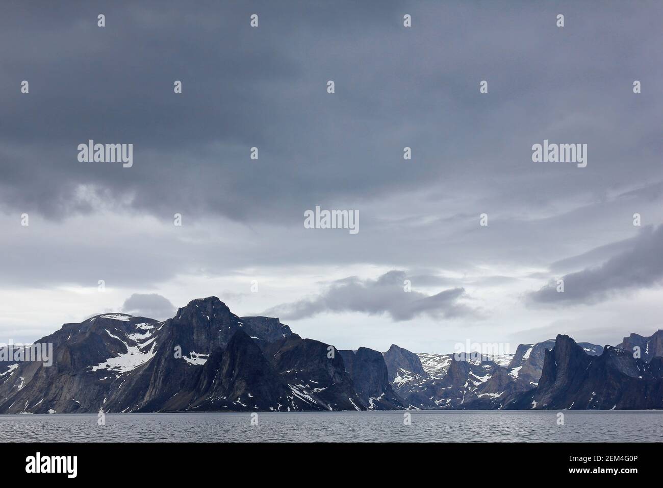 Everett Mountains da Frobisher Bay a sud di Baffin Island, Nunavut, Canada. Foto Stock