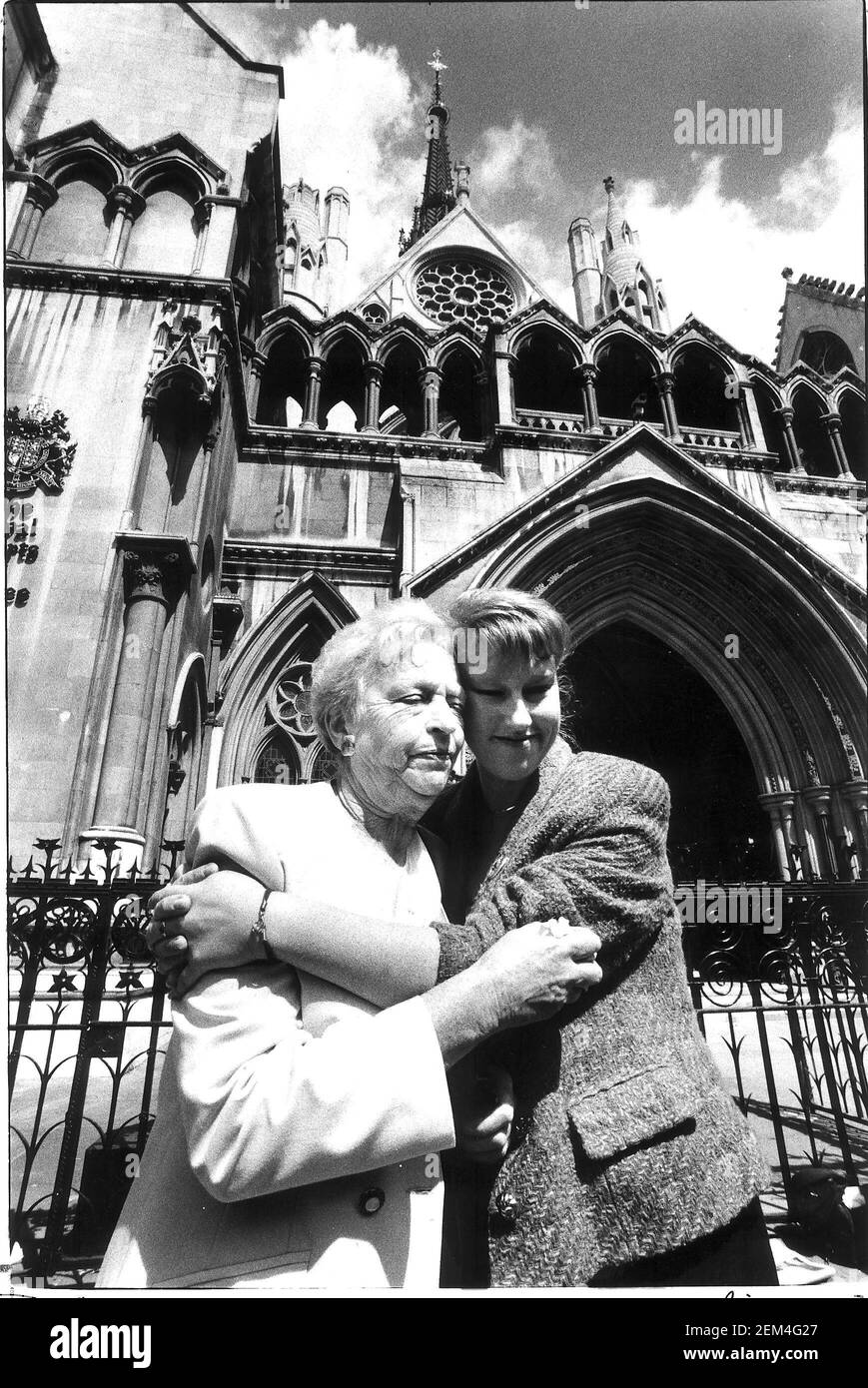 Iris Bentley con la figlia Maria al di fuori della sorella di Hugh Court Di Derek Bentley che è stato appeso per incoraggiare l'omicidio di un poliziotto Foto Stock