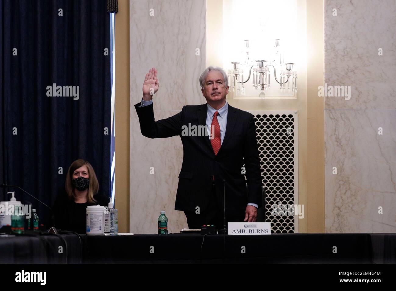 William Burns è giurato per testimoniare prima di un'audizione del Comitato di intelligenza del Senato sulla sua nomina a direttore della Central Intelligence Agency (CIA) su Capitol Hill a Washington, Stati Uniti, 24 febbraio 2021. Credit: Tom Brenner / Pool via CNP | utilizzo in tutto il mondo Foto Stock