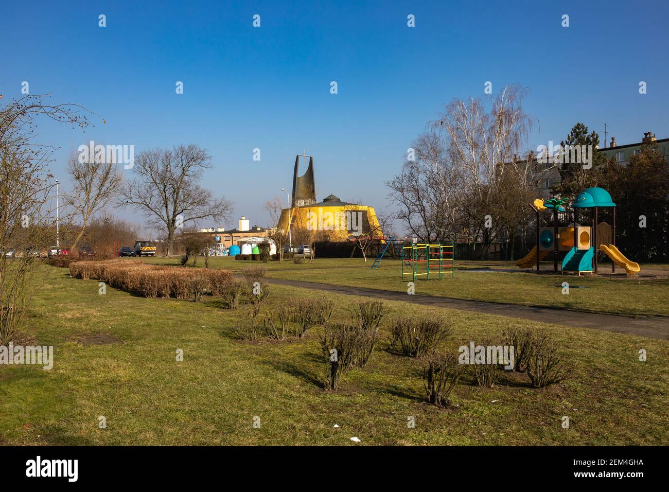 Gniezno, Polonia - architettura religiosa contemporanea - una chiesa moderna in una delle proprietà abitative Foto Stock