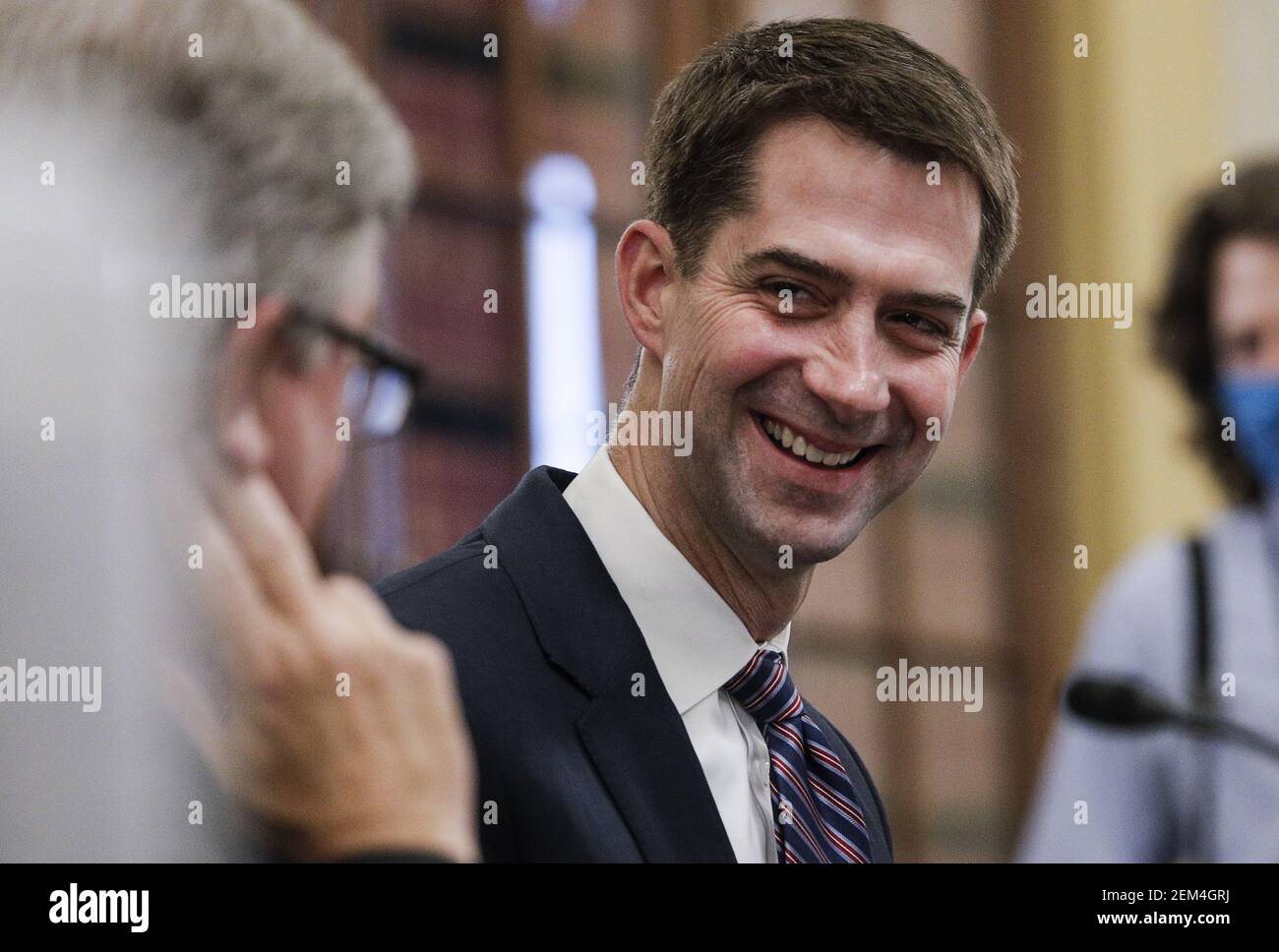 Washington, Stati Uniti. 24 Feb 2021. Il senatore statunitense Tom Cotton (R-AK) ascolta un collega senatore durante un'audizione del Comitato di intelligenza del Senato sulla nomina di William Burns a direttore della Central Intelligence Agency (CIA) su Capitol Hill a Washington, DC il 24 febbraio 2021. Foto in piscina di Tom Brenner/UPI Credit: UPI/Alamy Live News Foto Stock
