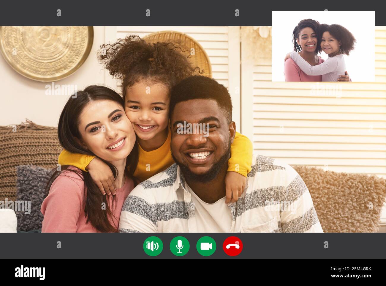 Donne nere che hanno videochiamata con la famiglia Foto Stock