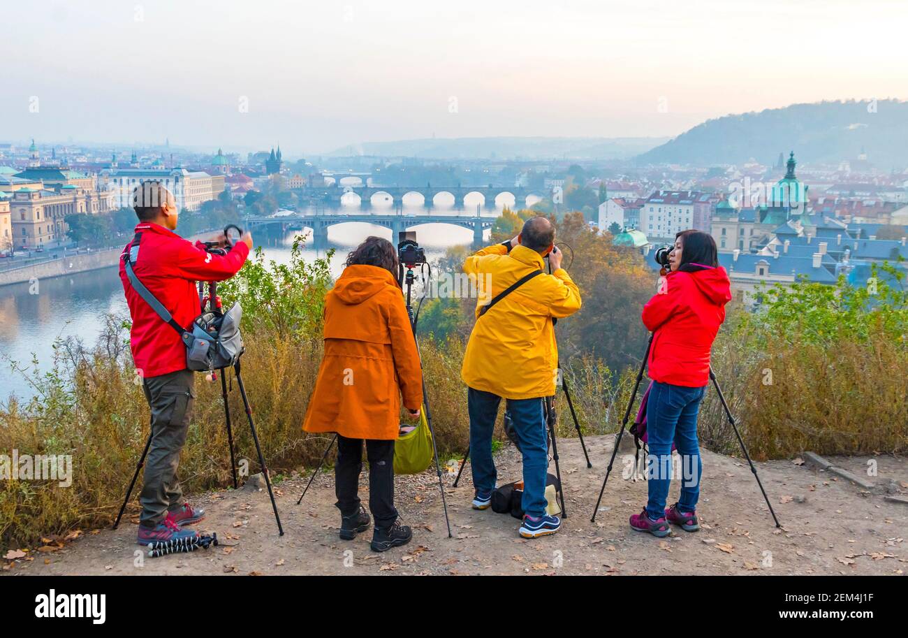 I fotografi con cavalletti e fotocamere DSLR stanno scattando una foto Panorama della città di Praga dal punto di vista Letensky profil Foto Stock