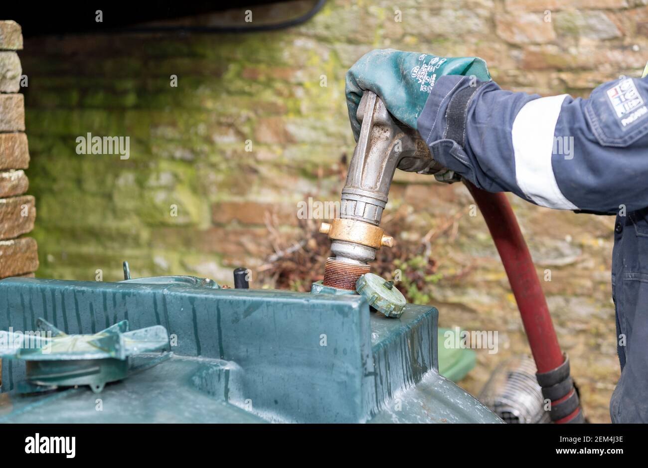 Fornitura di olio di riscaldamento ad una proprietà rurale domestica, North Yorkshire, Regno Unito Foto Stock