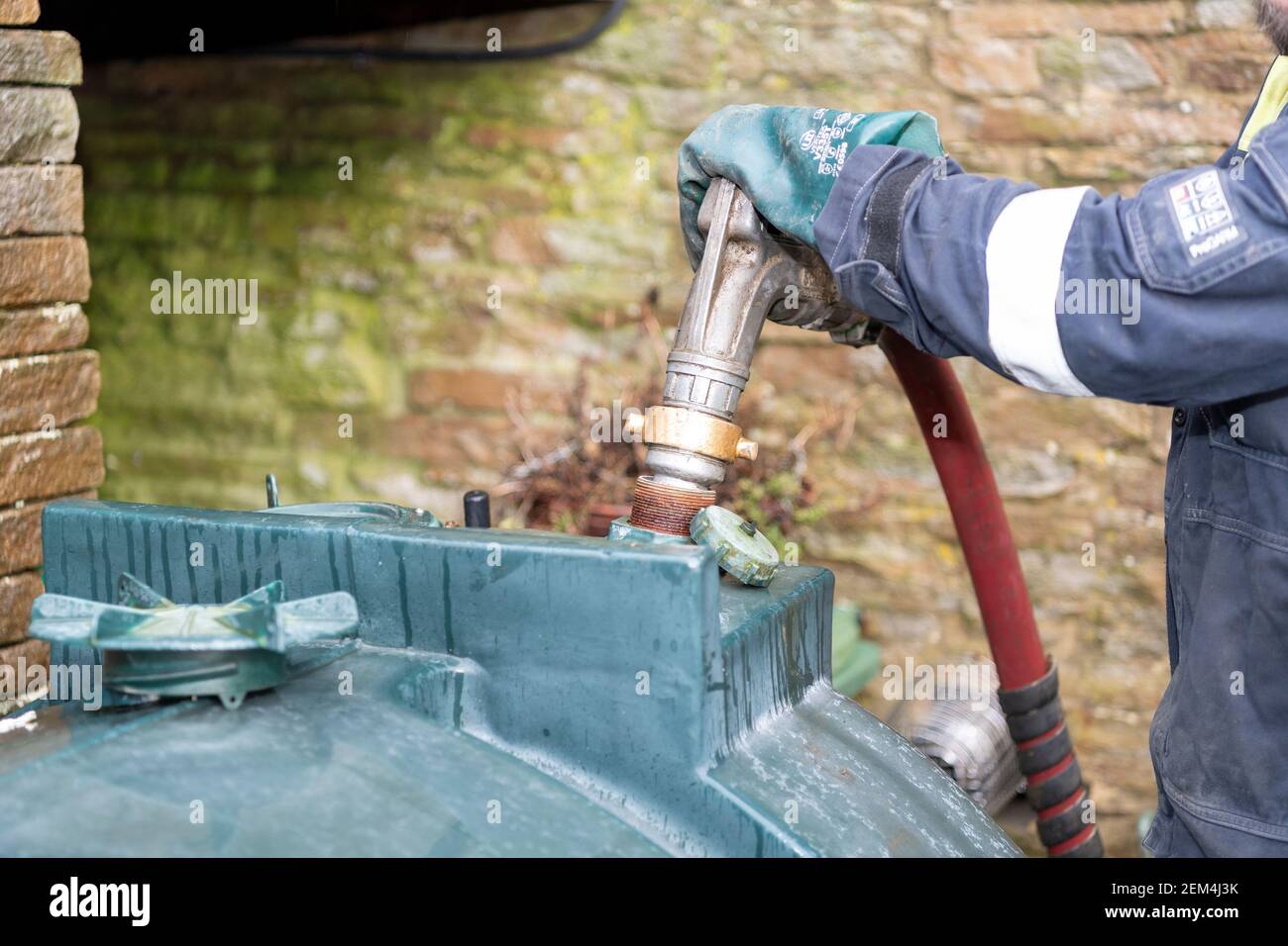 Fornitura di olio di riscaldamento ad una proprietà rurale domestica, North Yorkshire, Regno Unito Foto Stock