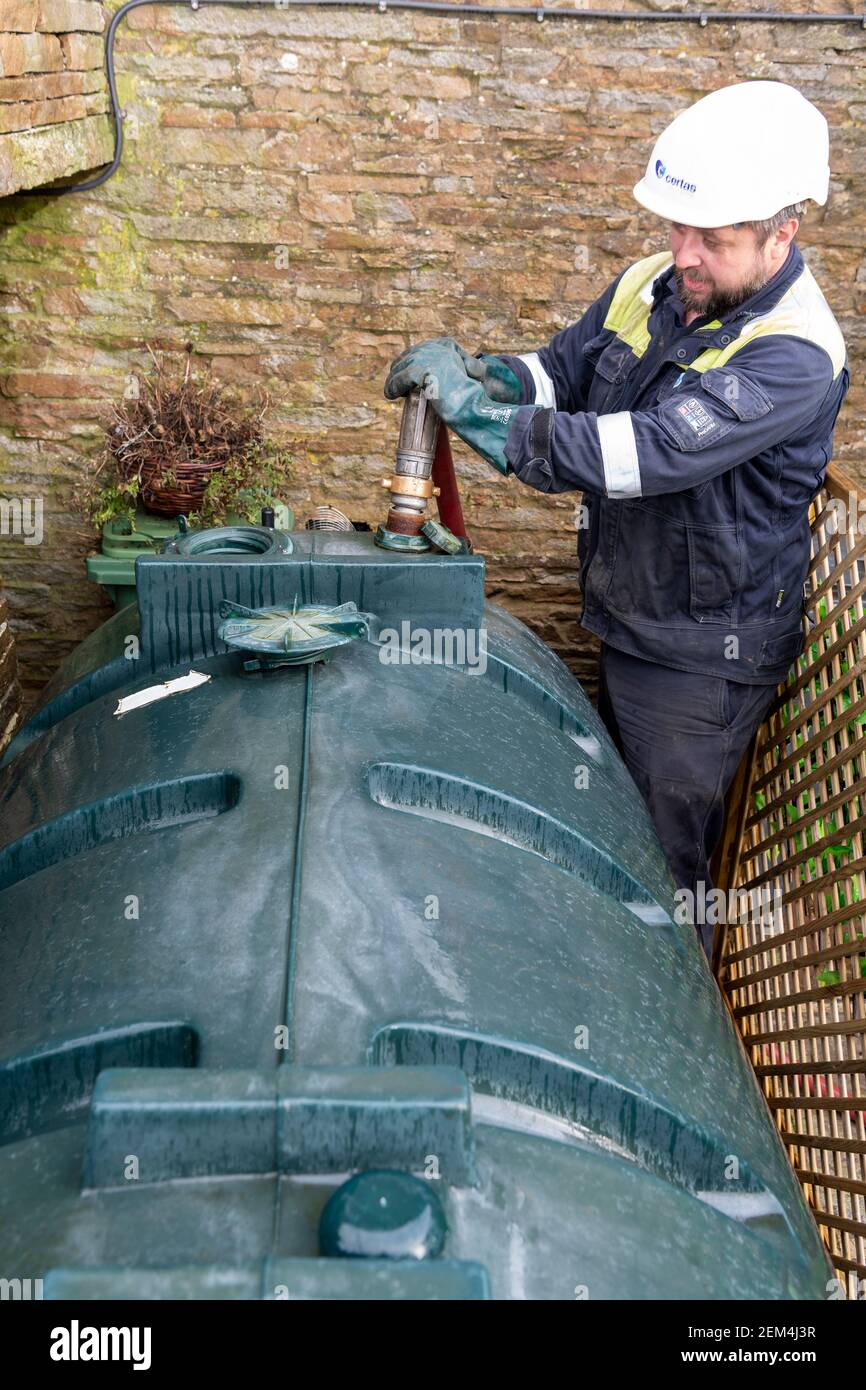 Fornitura di olio di riscaldamento ad una proprietà rurale domestica, North Yorkshire, Regno Unito Foto Stock