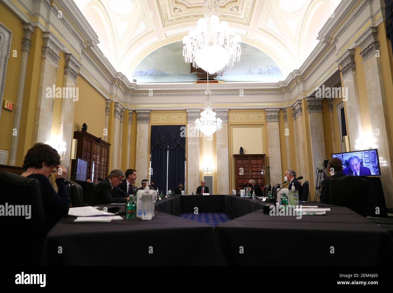 Washington, Stati Uniti d'America. 24 Feb 2021. L'ex direttore della CIA Leon Panetta è visto fornire una dichiarazione e un'introduzione via video conferenza per conto di William Burns (C) durante un'audizione del Comitato di intelligenza del Senato sulla nomina di Burns a direttore della Central Intelligence Agency su Capitol Hill a Washington, Stati Uniti, 24 febbraio 2021. Credit: Tom Brenner/Pool via CNP | Usage worldwide Credit: dpa/Alamy Live News Foto Stock