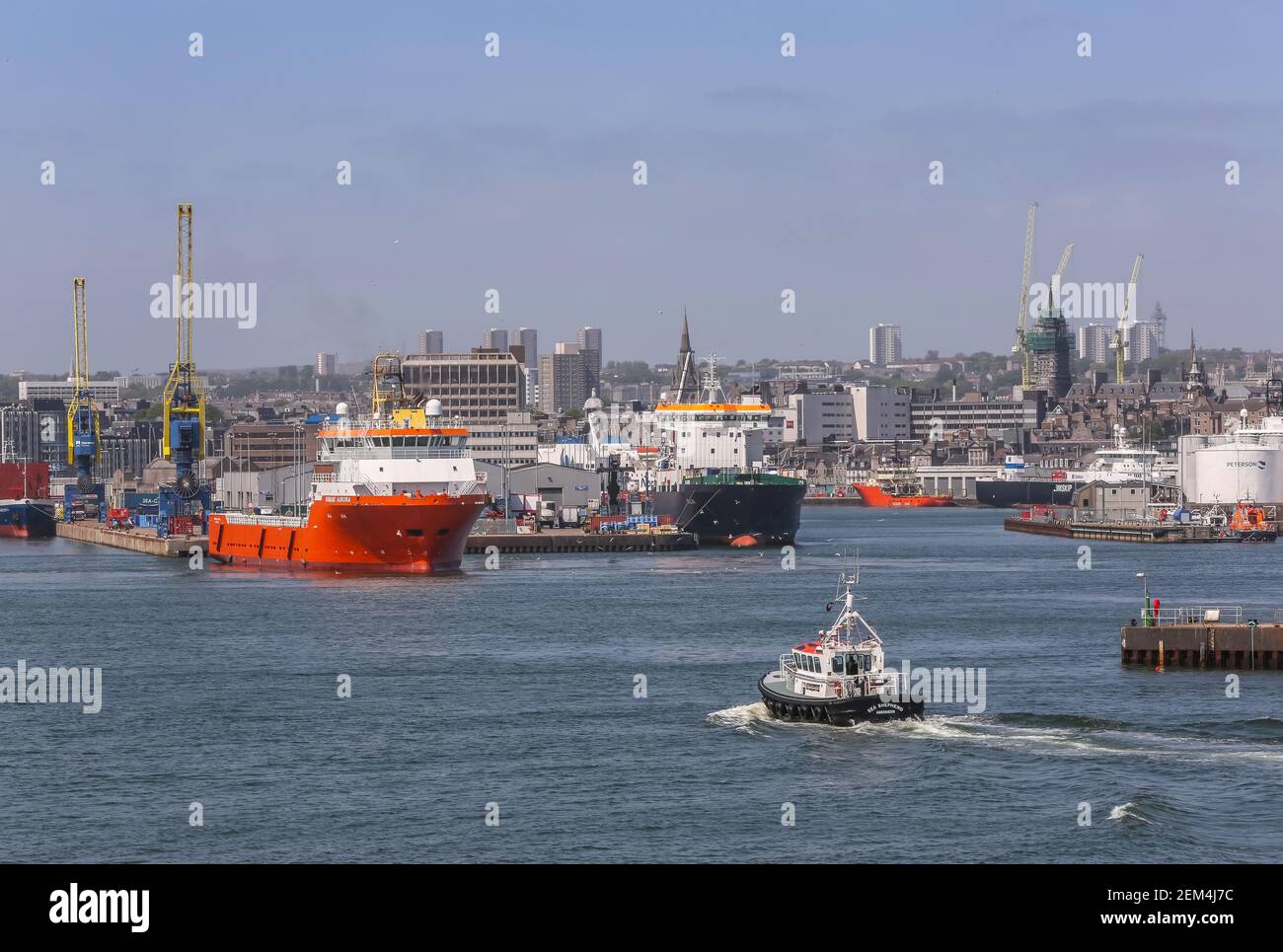 Il pilota bot e le navi di rifornimento di petrolio nel porto di Aberdeen, Scozia Foto Stock