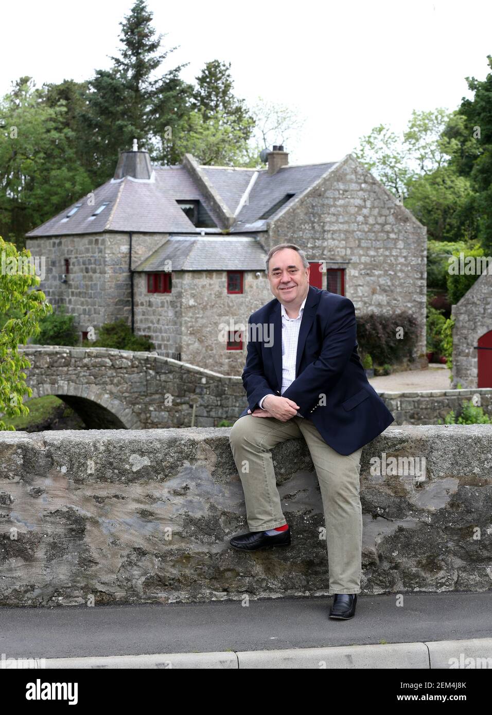 Il politico SNP e l'ex primo ministro della Scozia Alex Salmond, raffigurato fuori dalla sua casa, un ex mulino, a Strichen, Aberdeenshire, Scozia, REGNO UNITO Foto Stock