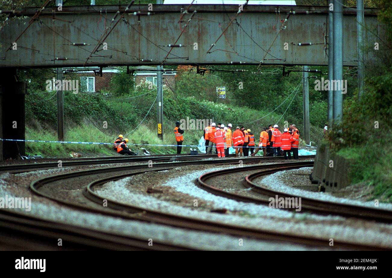 INVESTIGATORI IN PISTA SULLA SCENA DI IERI TRENO CRASH APPENA FUORI HATFIELD.18.10.00 PIC: GIOVANNI VOOS Foto Stock