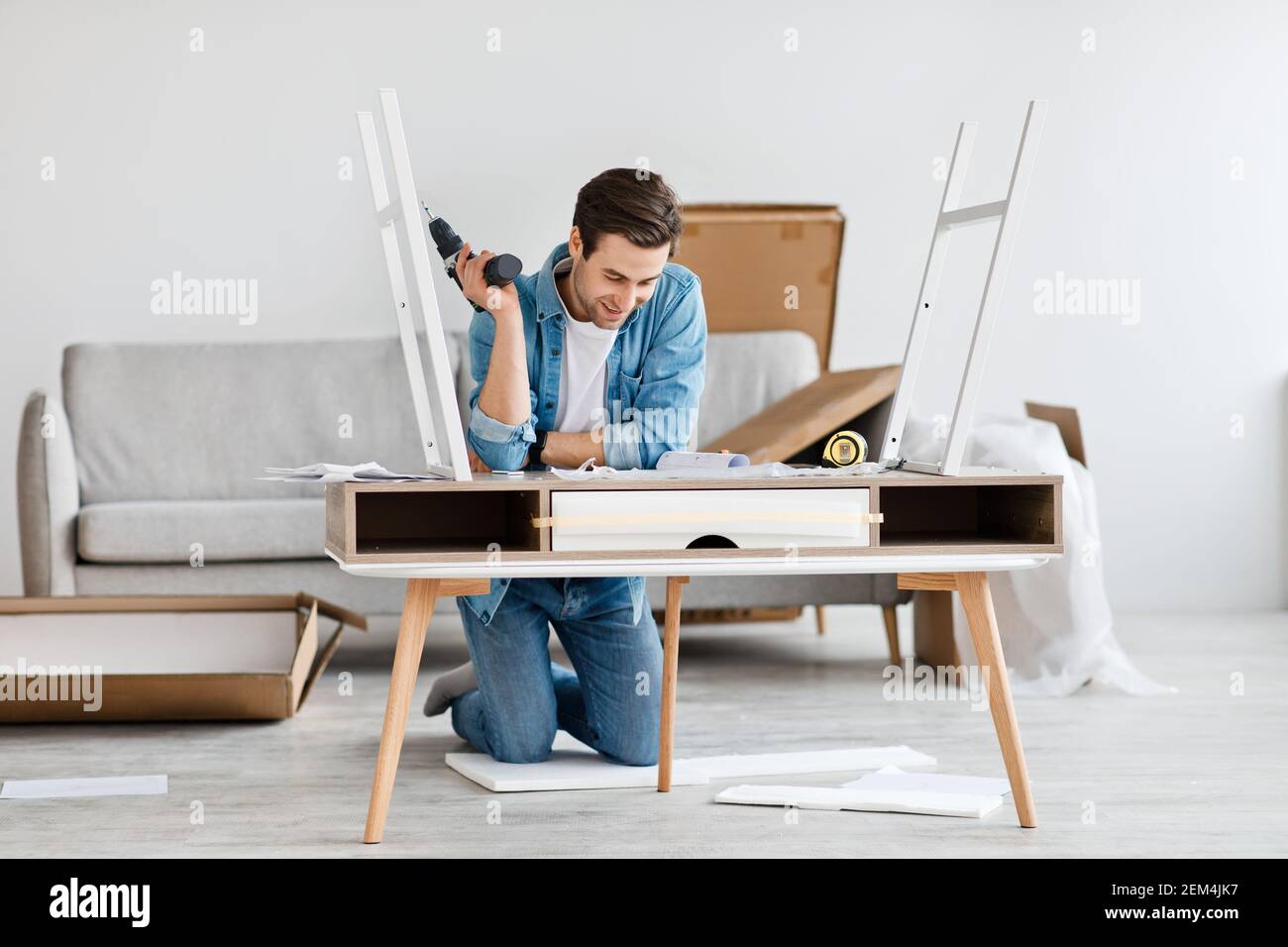 Assemblare nuovi mobili a casa da soli, handyman e riparare l'uomo Foto Stock