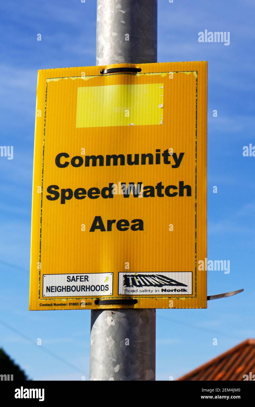 Un cartello Community Speed Watch Area in una zona residenziale di Hellesdon, Norfolk, Inghilterra, Regno Unito. Foto Stock