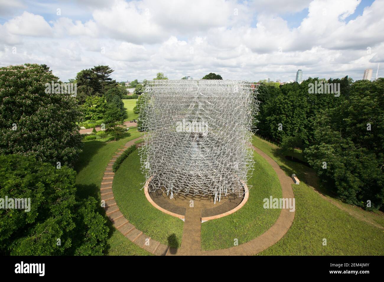 Il padiglione Hive viene presentato al Kew Gardens di Londra. Progettato da Wolfgang Buttress e creato da BDP, l'Hive è un premiato padiglione, il disegno Foto Stock