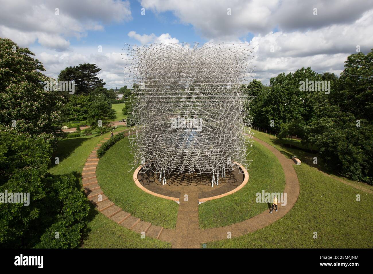 Il padiglione Hive viene presentato al Kew Gardens di Londra. Progettato da Wolfgang Buttress e creato da BDP, l'Hive è un premiato padiglione, il disegno Foto Stock