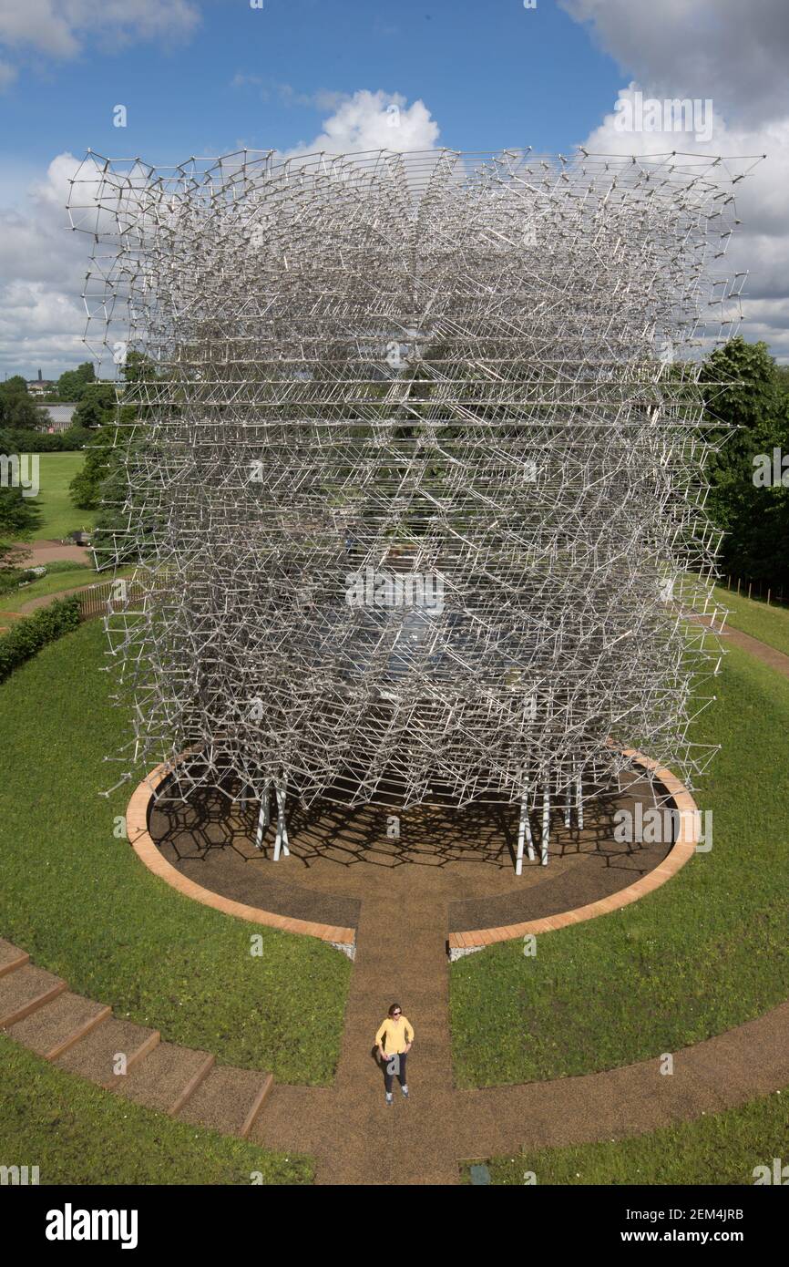 Il padiglione Hive viene presentato al Kew Gardens di Londra. Progettato da Wolfgang Buttress e creato da BDP, l'Hive è un premiato padiglione, il disegno Foto Stock