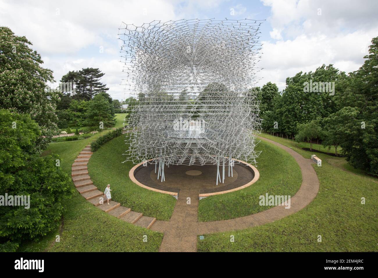 Il padiglione Hive viene presentato al Kew Gardens di Londra. Progettato da Wolfgang Buttress e creato da BDP, l'Hive è un premiato padiglione, il disegno Foto Stock
