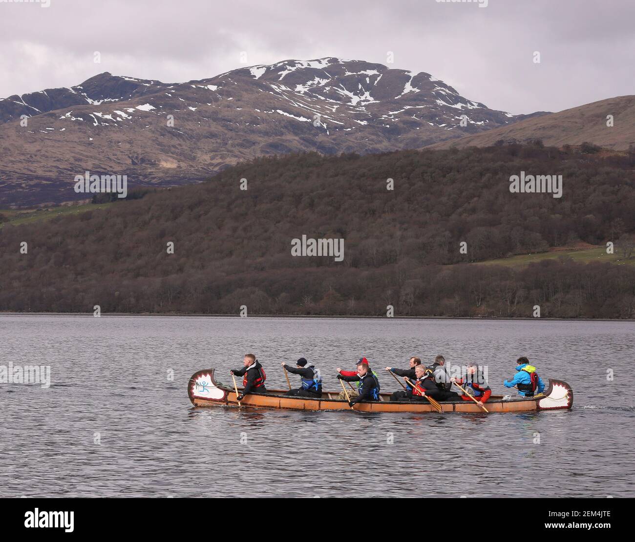 Uomini in canoa insieme in Scozia Foto Stock