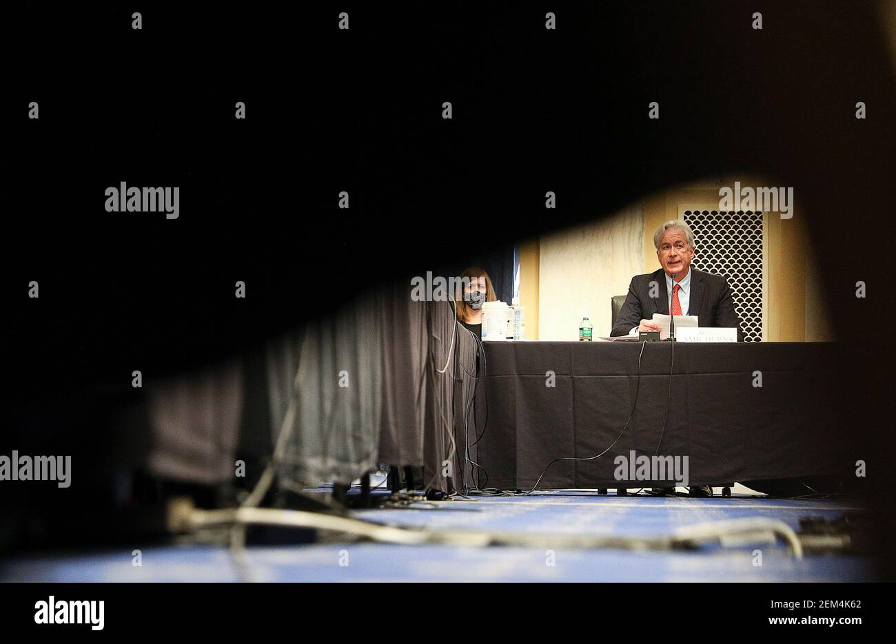 Washington, Stati Uniti d'America. 24 Feb 2021. William Burns testimonia prima di un'audizione del Comitato di intelligenza del Senato sulla sua nomina a direttore della Central Intelligence Agency (CIA) a Capitol Hill a Washington, Stati Uniti, 24 febbraio 2021. Credit: Tom Brenner/Pool via CNP | Usage worldwide Credit: dpa/Alamy Live News Foto Stock