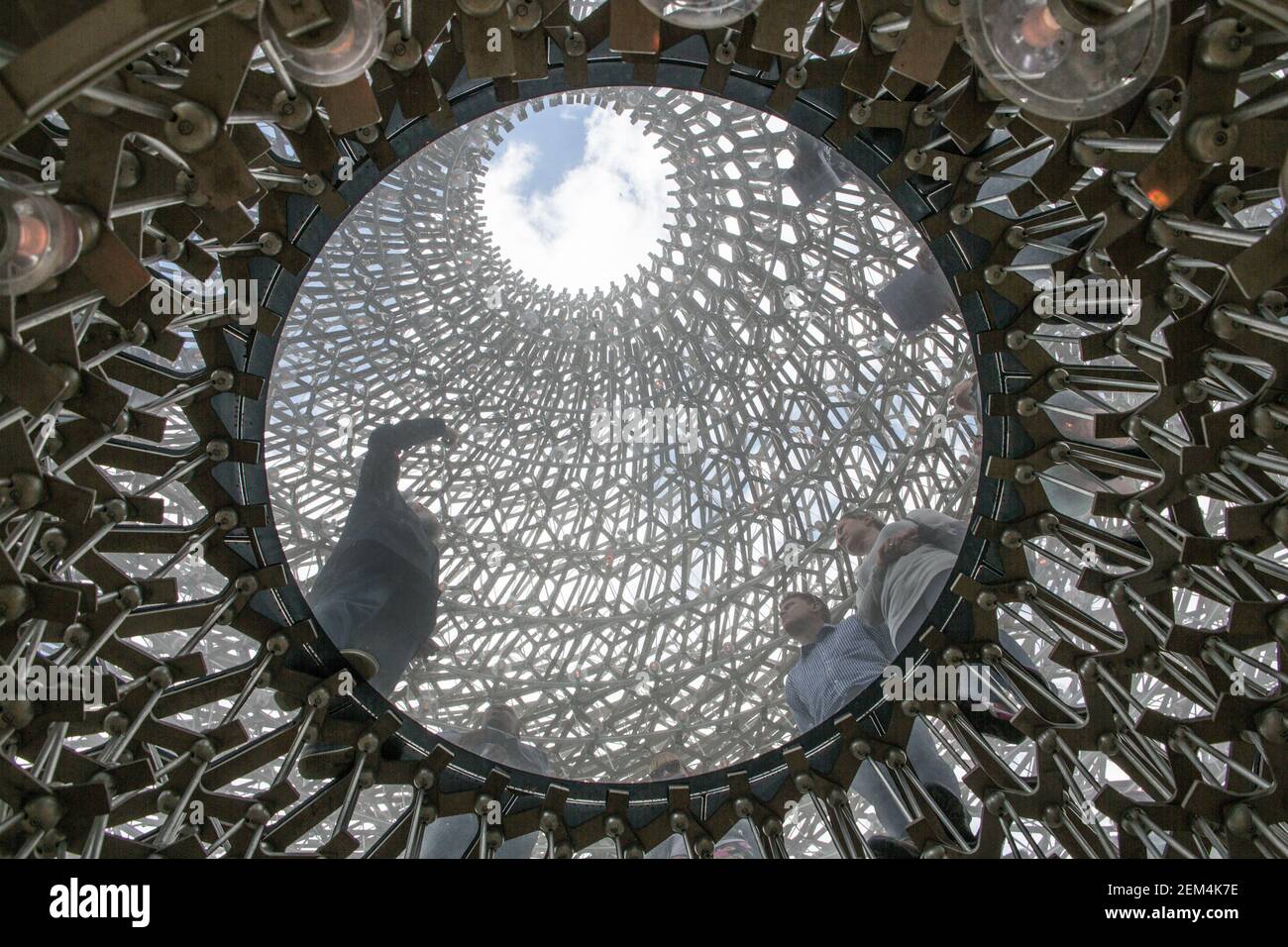 Il padiglione Hive viene presentato al Kew Gardens di Londra. Progettato da Wolfgang Buttress e creato da BDP, l'Hive è un premiato padiglione, il disegno Foto Stock