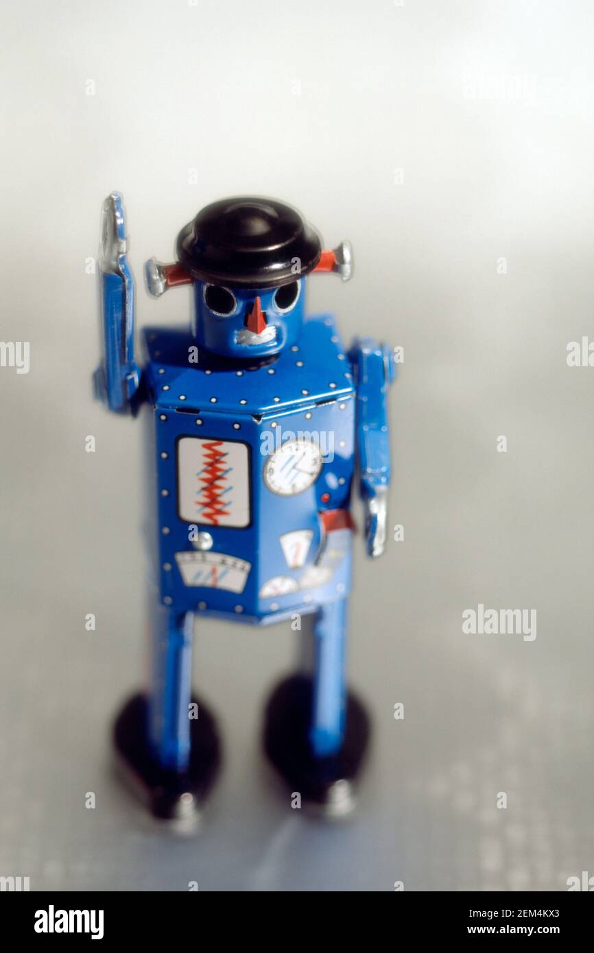 Giocattolo in stagno robot antico ancora vita su sfondo argento Foto Stock