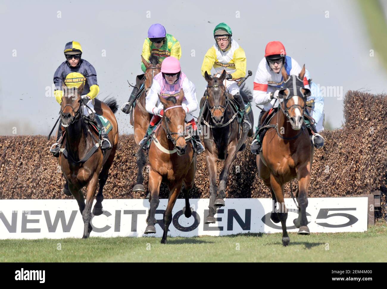 GARA AINTREE GRAND MEETING NAZIONALE. THE MELLING CHASE 1° ROUND DI ROBERT THORNTON SU VOY POR USTEDES SULLA SUA STRADA PER VINCERE IN ROSA. 4/4/2008. IMMAGINE DAVID ASHDOWN Foto Stock