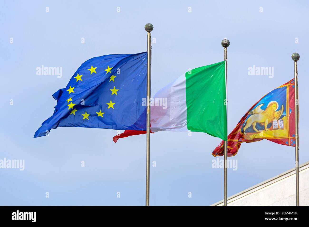 Venezia, Italia - 10 gennaio 2017: City Lion Bandiere italiane ed europee insieme a Venezia, Italia. Foto Stock