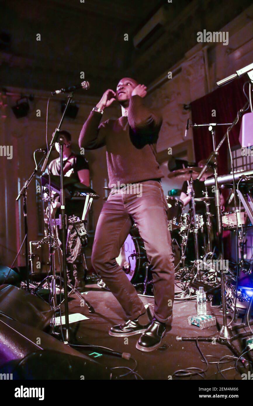 Razionalità che si esibisce dal vivo sul palco alla Bush Hall come parte Del festival di Bushstock Foto Stock