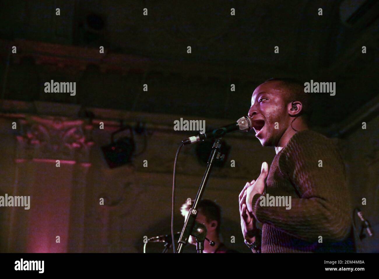 Razionalità che si esibisce dal vivo sul palco alla Bush Hall come parte Del festival di Bushstock Foto Stock