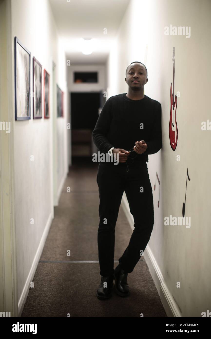 Logica che posa per le foto dopo la sua performance a Bush Hall Come parte del festival di Bushstock Foto Stock