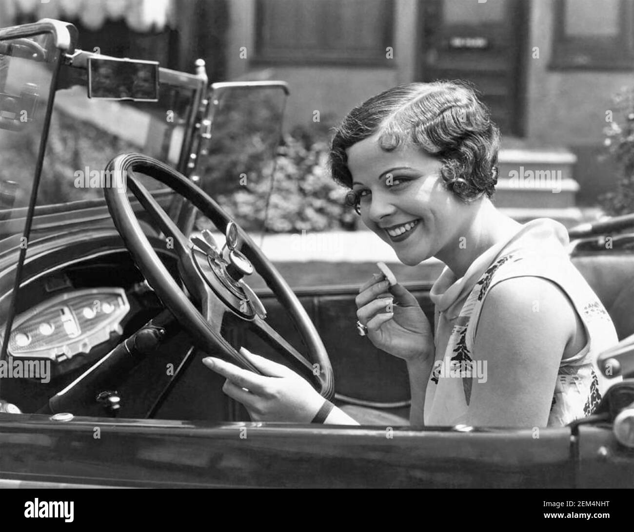 BARBARA KENT (1907-2011) attrice canadese-americana del film in 1928 che dimostra un pop-up di aiuto per il trucco Foto Stock