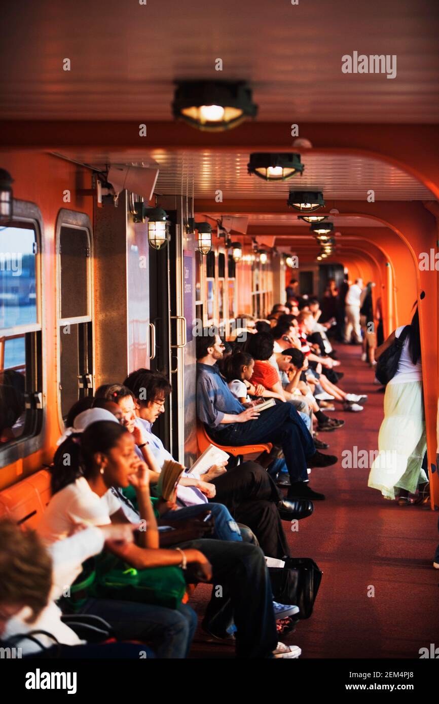 Gruppo di persone che viaggiano in un treno della metropolitana Foto Stock