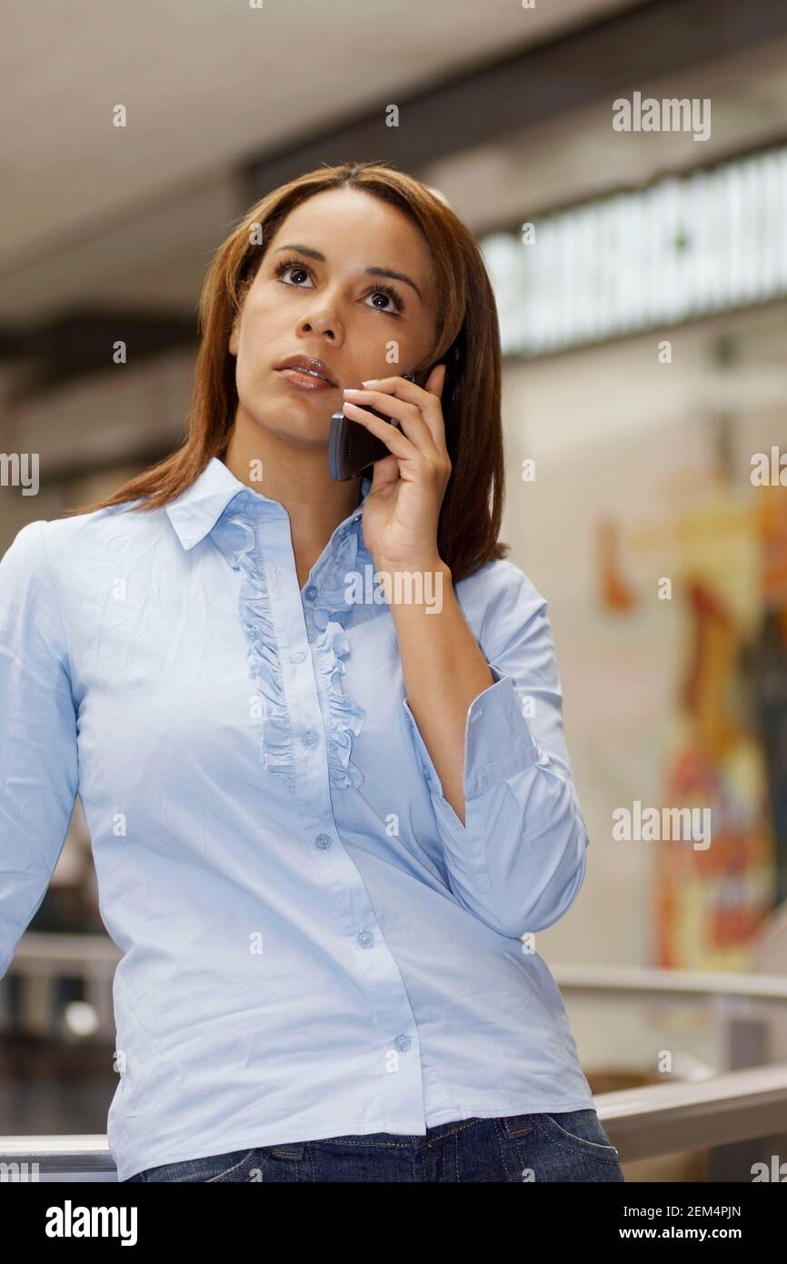 Close-up di una giovane donna a parlare su un telefono mobile Foto Stock