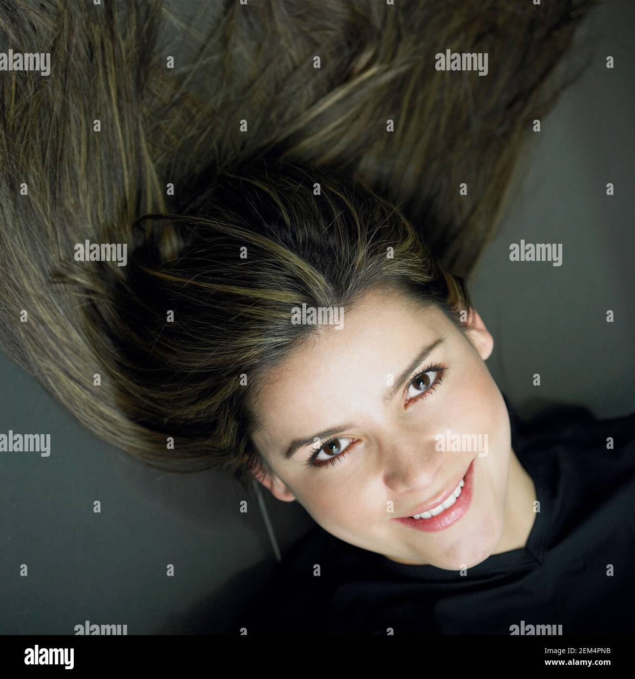 Ritratto di una giovane donna sorridente Foto Stock