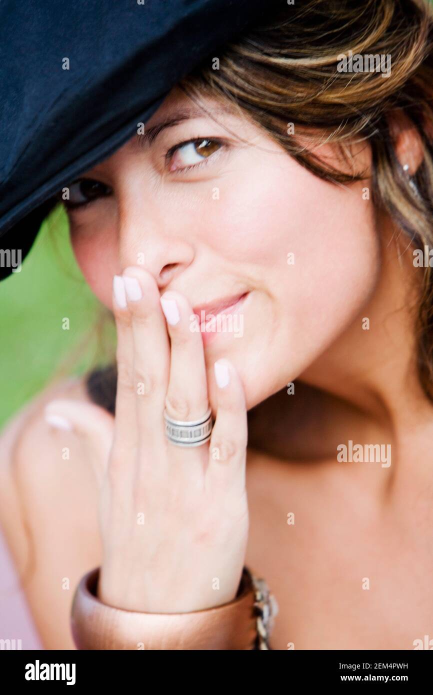 Ritratto di una giovane donna con la sua mano sopra la sua bocca Foto Stock