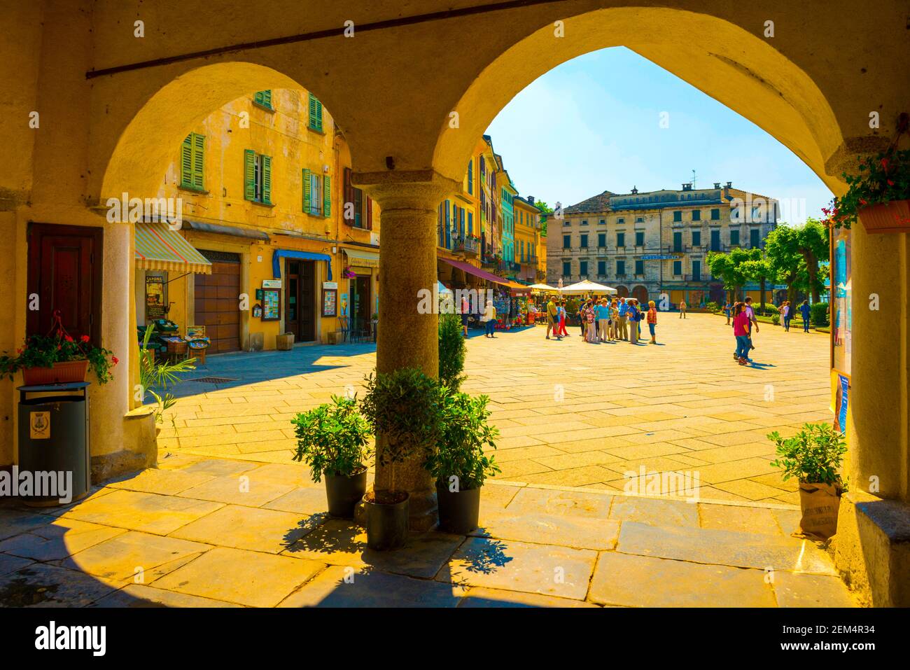 Città di Orta in un giorno di sole in Piemonte, Italia. Foto Stock