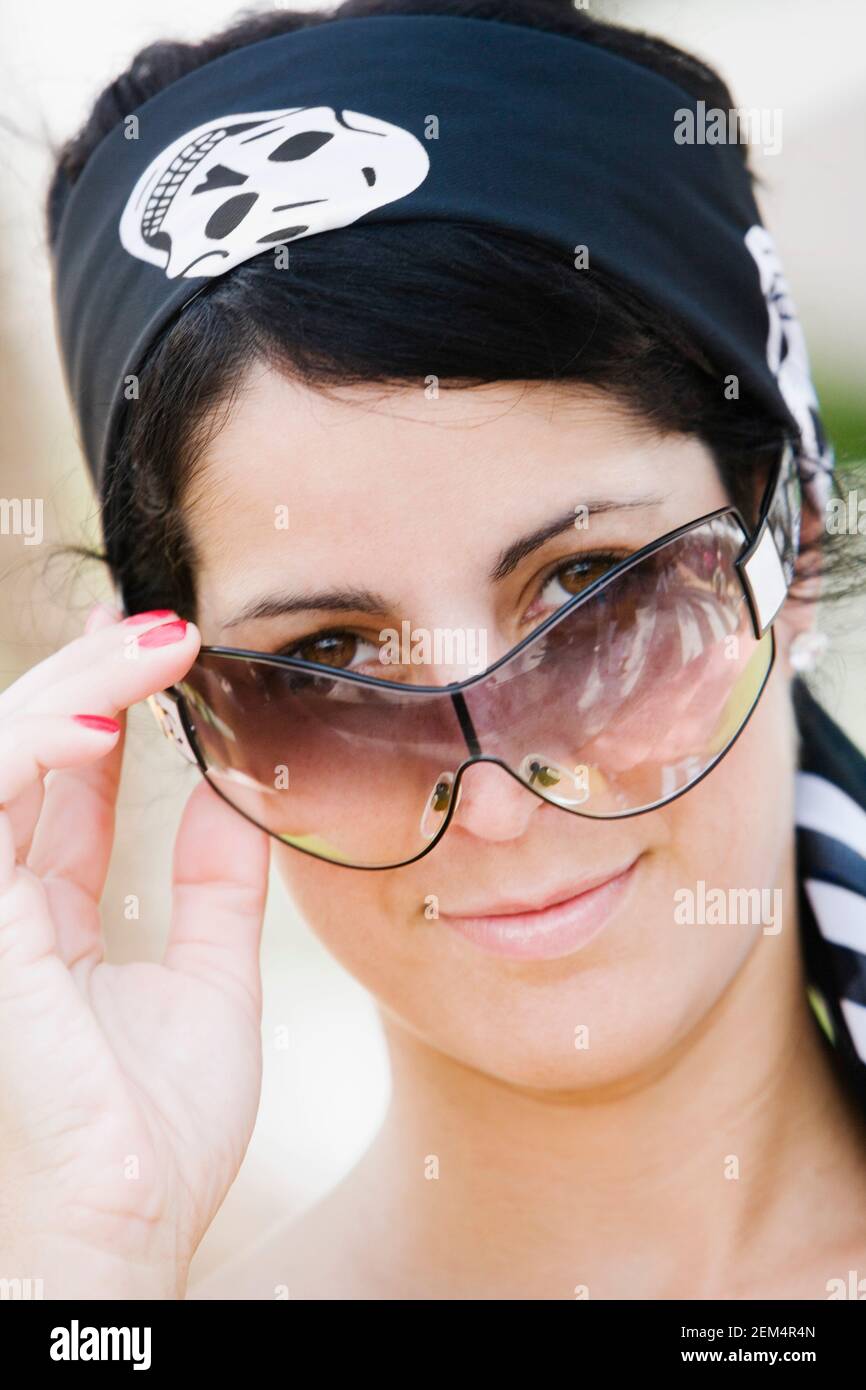 Ritratto di una metà donna adulta indossando occhiali da sole Foto Stock