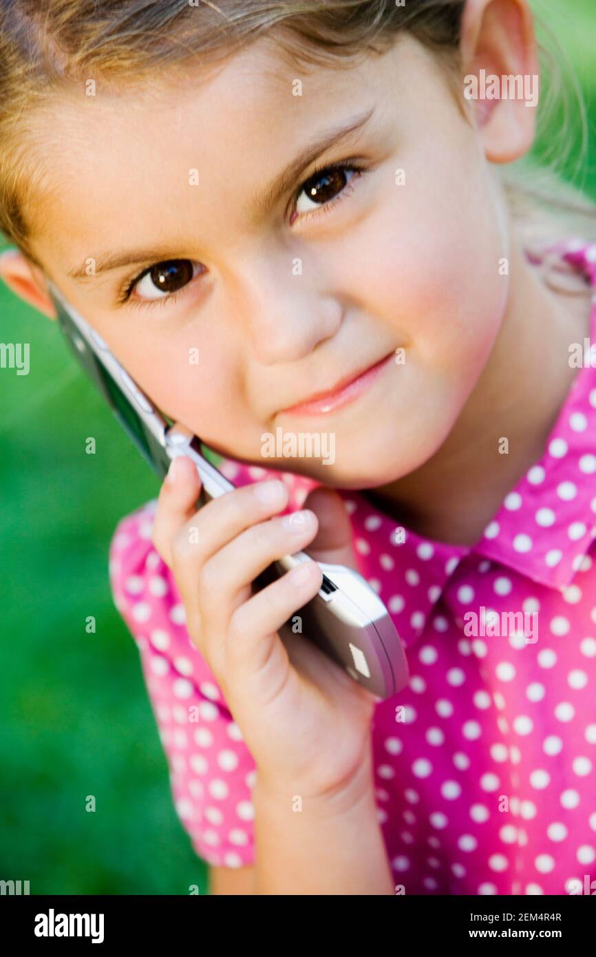 Ritratto di una ragazza sorridente e che parla su un cellulare telefono Foto Stock
