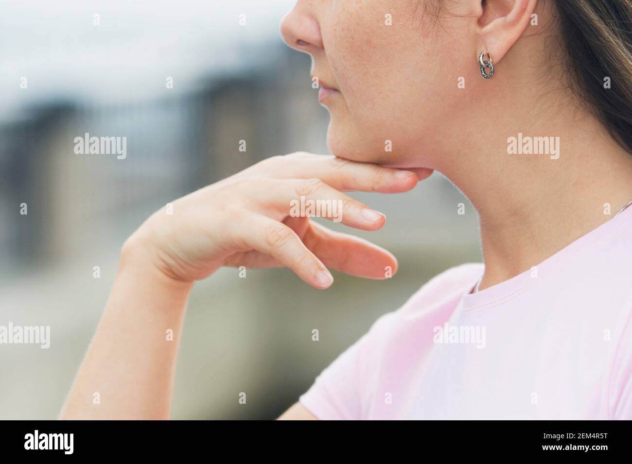 Close-up di una giovane donna di pensare con la sua mano sulla mento Foto Stock