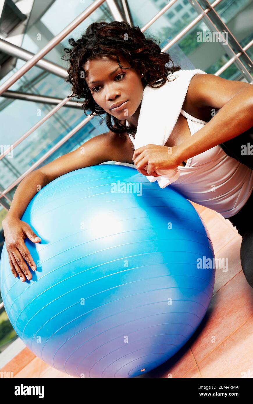 Primo piano di una giovane donna con la mano su un palla fitness Foto Stock
