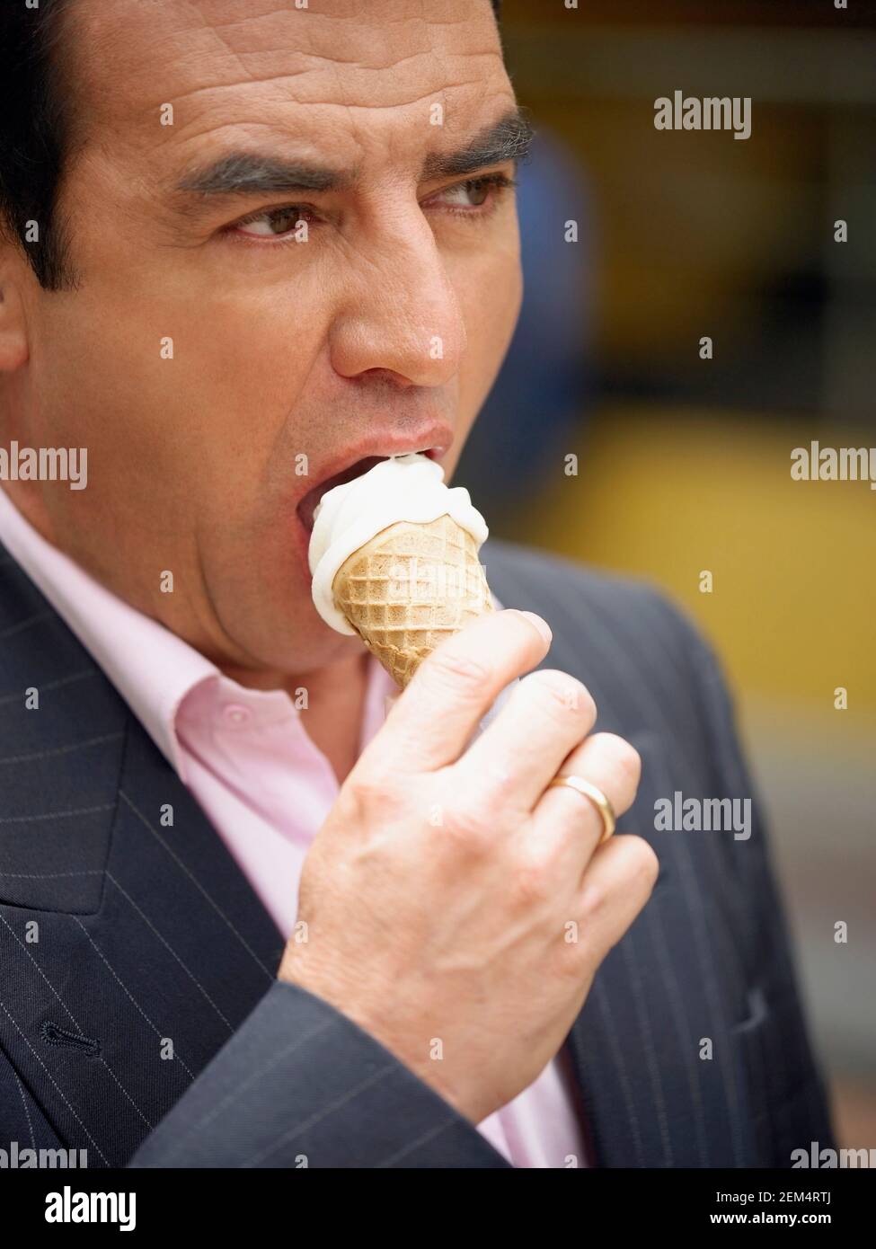 Primo piano di un uomo maturo che mangia un gelato Foto Stock