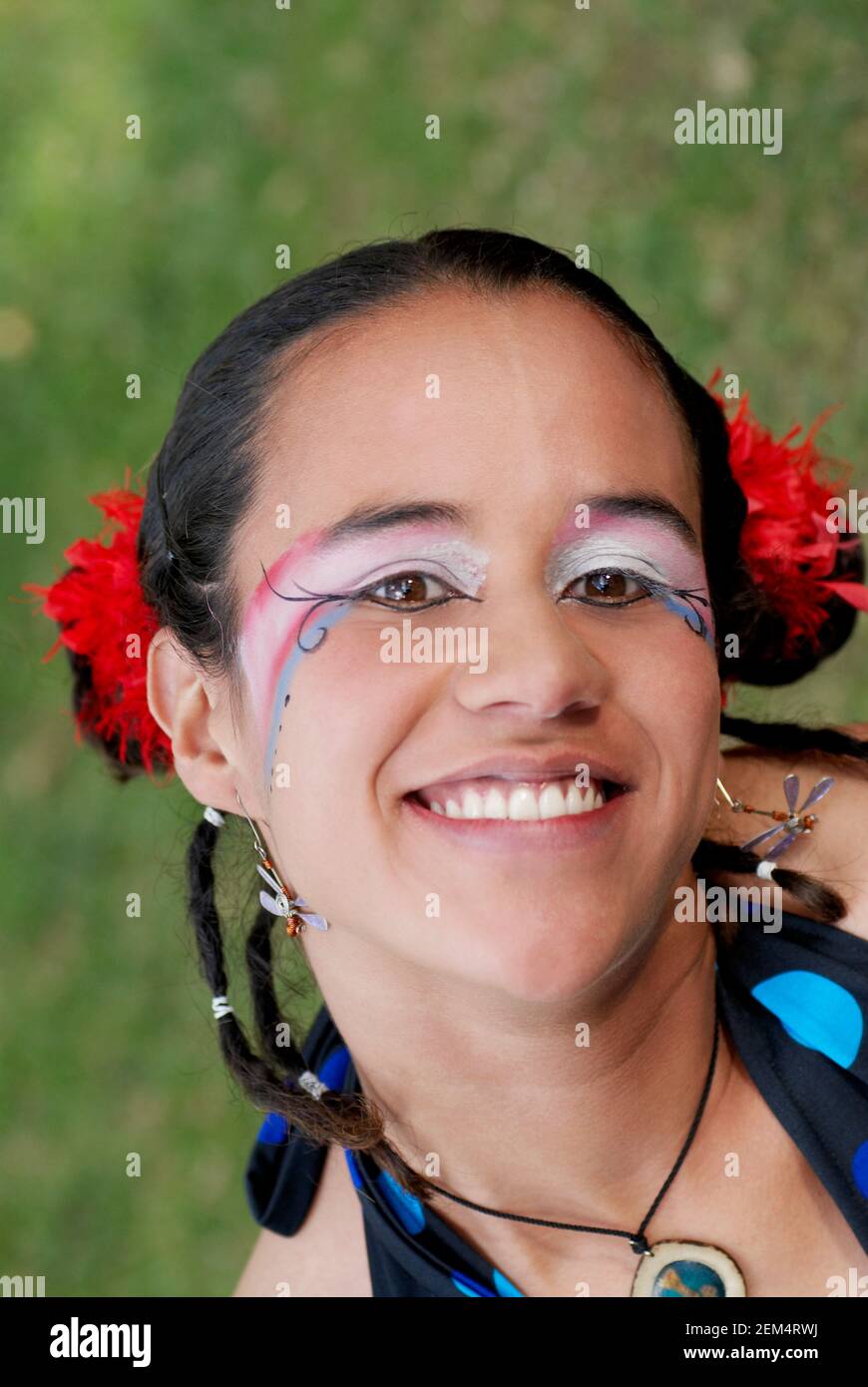 Ritratto di una giovane donna sorridente con il volto dipinto Foto Stock