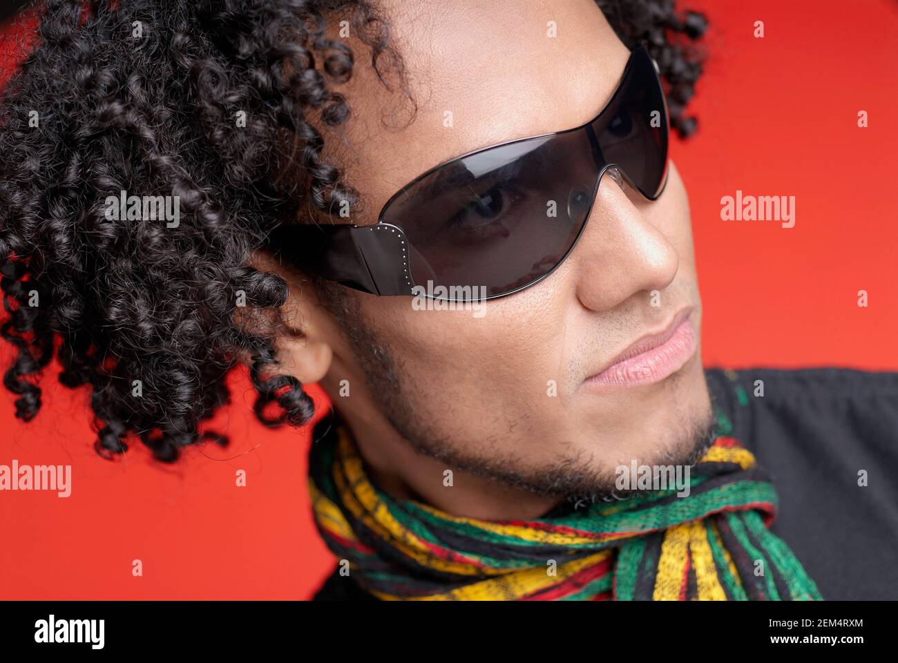 Close-up di un giovane uomo che indossa gli occhiali da sole Foto Stock