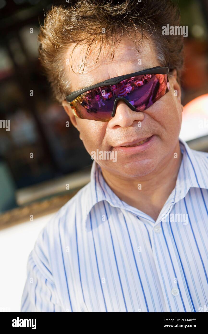 Close-up di un uomo maturo indossando occhiali da sole Foto Stock