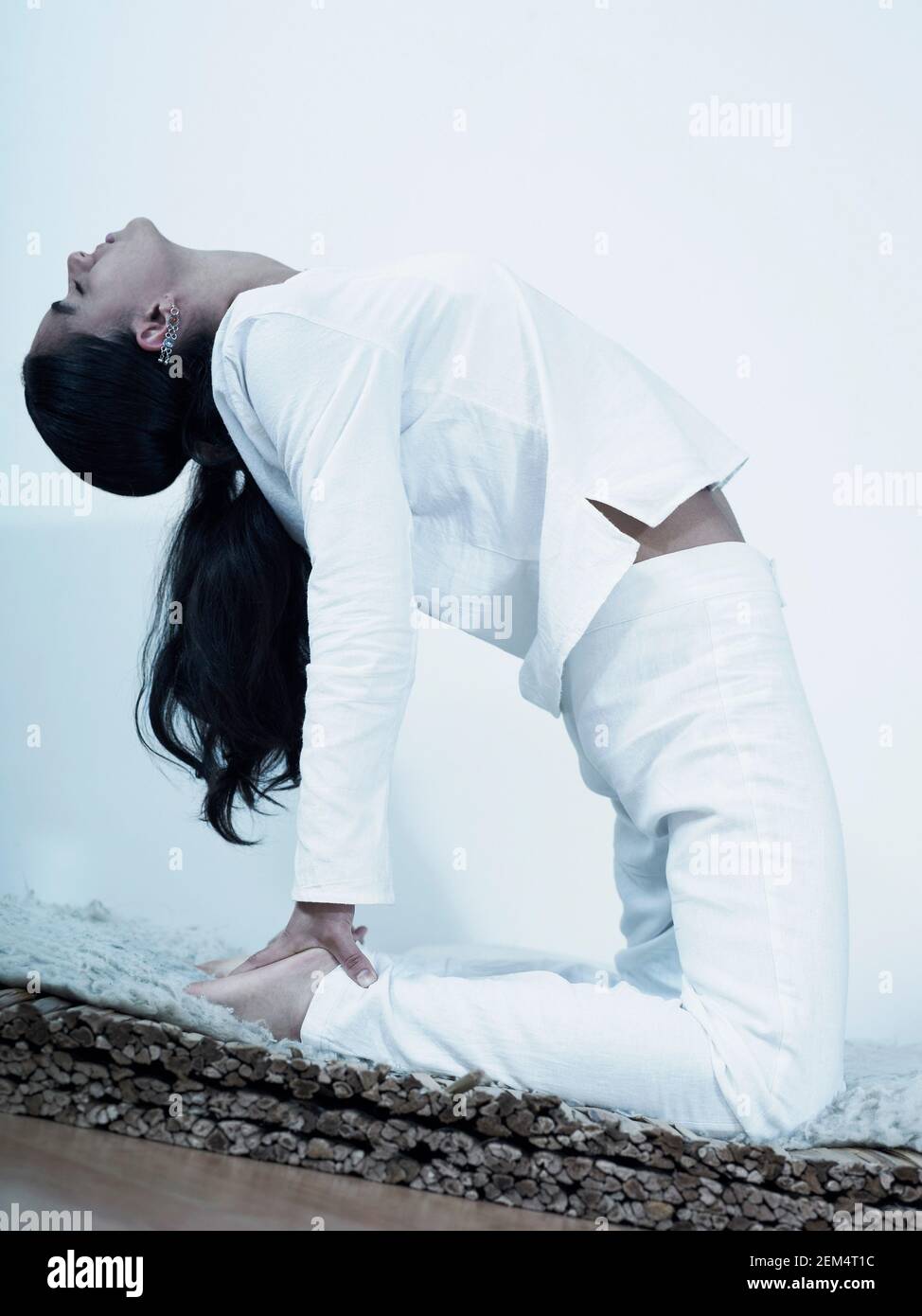 Profilo laterale di una giovane donna fare yoga Foto Stock
