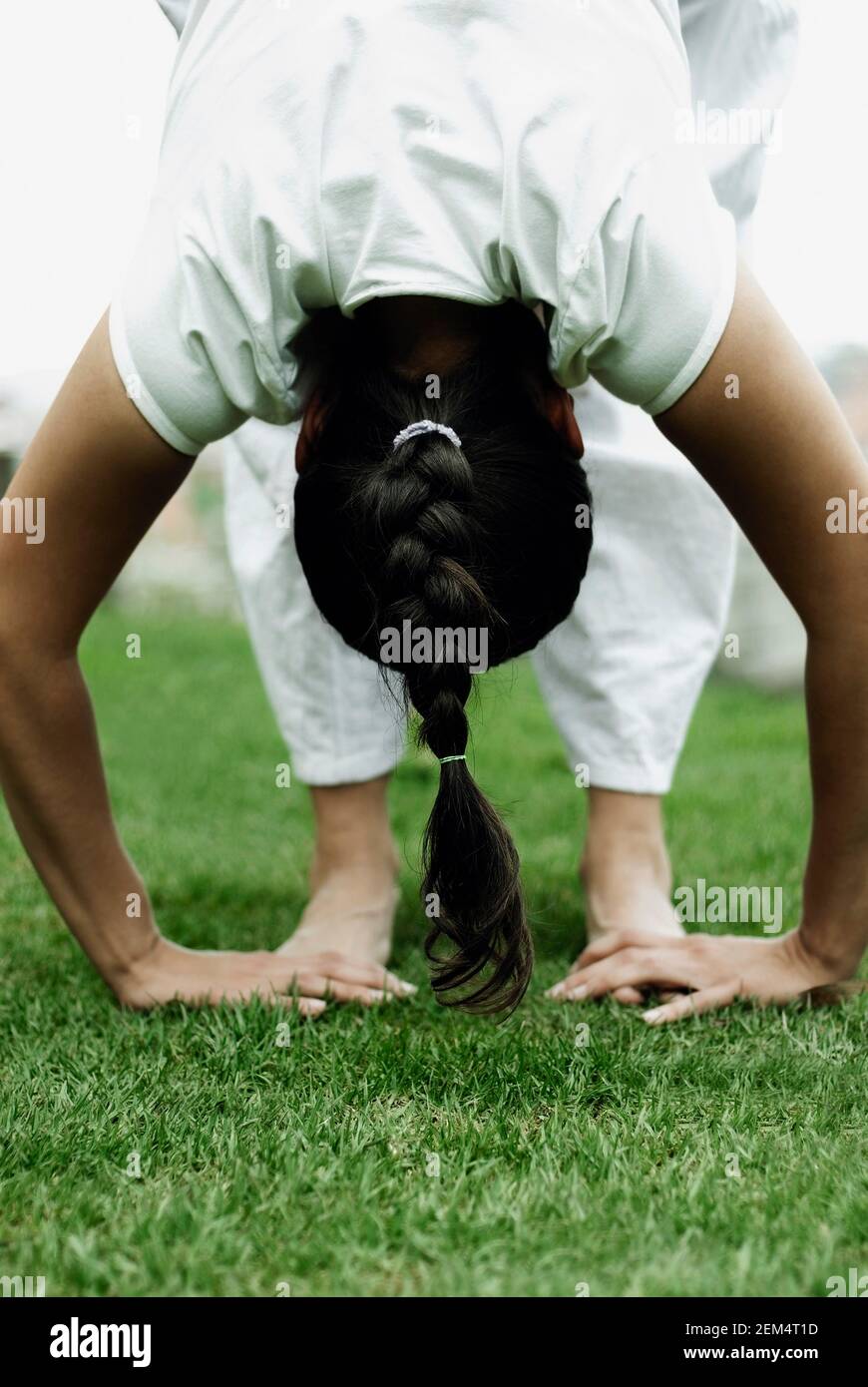 Close-up di una giovane donna fare yoga Foto Stock